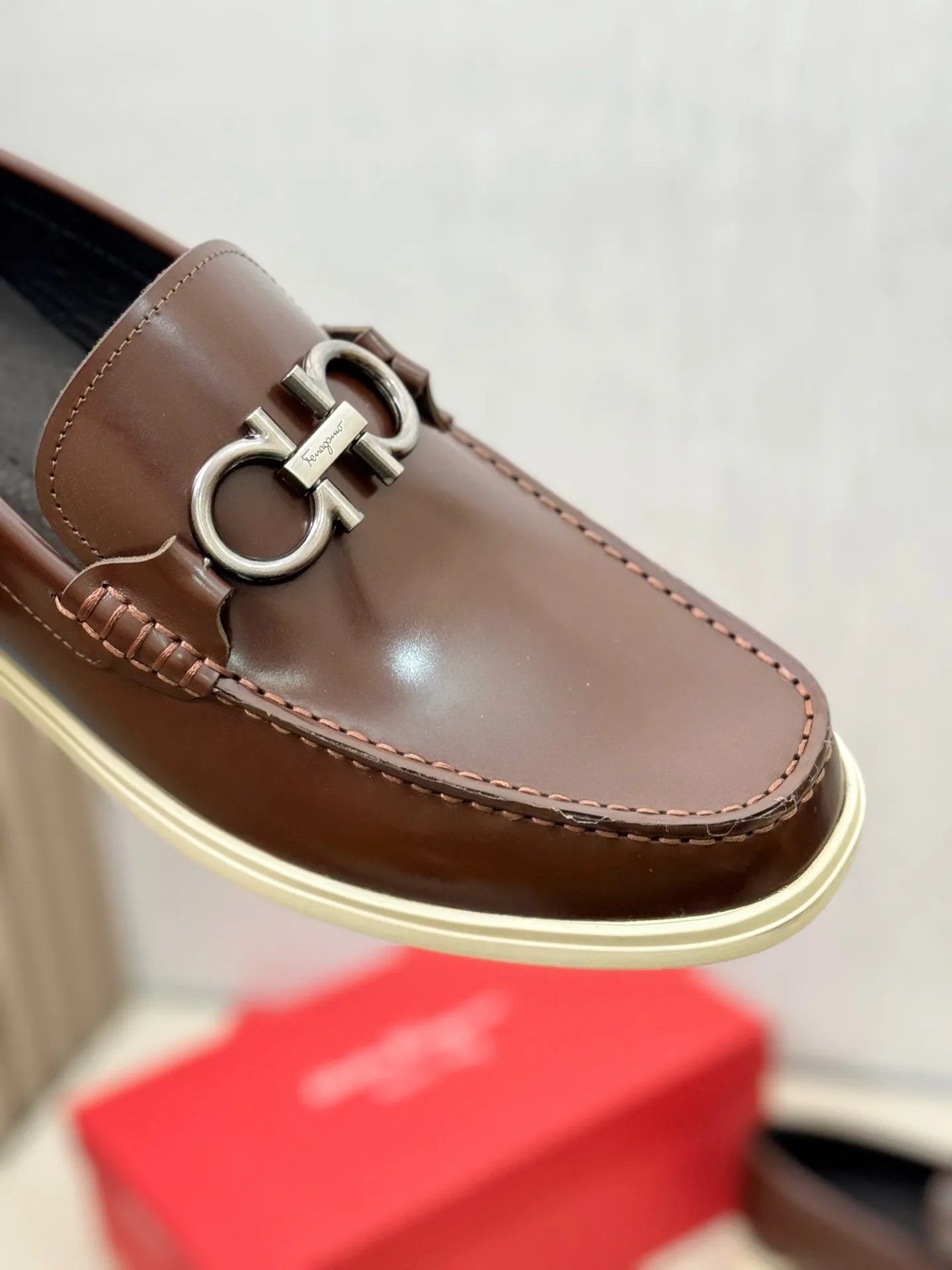 [Ferragamo] P: 580💰 Number of yards: 38~44 (45 orders are non-returnable) Ferragam's new men's driving shoes, the fabric is made of imported cowhide, with visible texture, heavy industrial stitching, dyed calfskin inside, standard logo cowhide feet, big-name experience, soft and comfortable on the feet, a men's favorite, special non-slip and wear-resistant rubber soles, easy to handle various occasions, with original box packaging!
